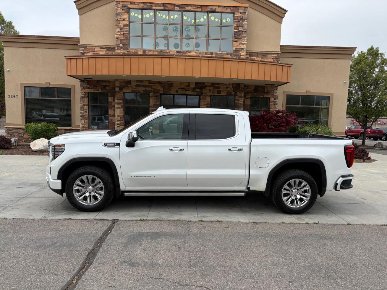 GMC Sierra 1500 4WD Crew Cab 147" Denali 2025