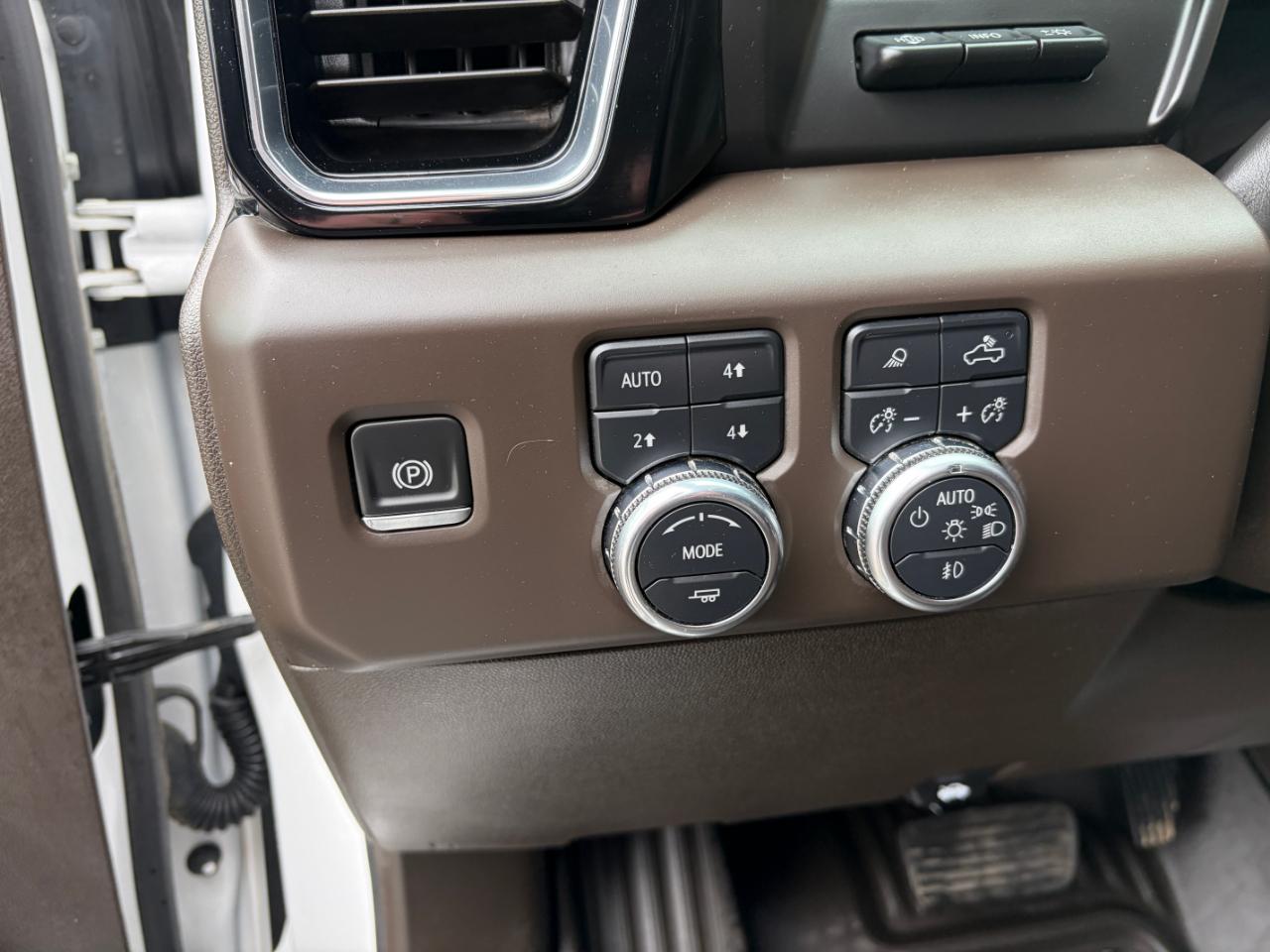 GMC Sierra 1500 4WD Crew Cab 147" Denali 2025