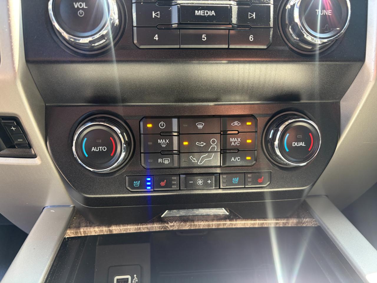 Ford Super Duty F-350 SRW Lariat 4WD Crew Cab 8' Box 2019