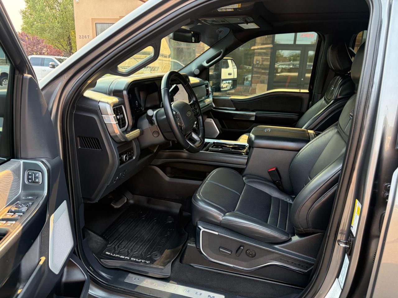 Ford Super Duty F-350 SRW Platinum 4WD Crew Cab 8' Box 2025