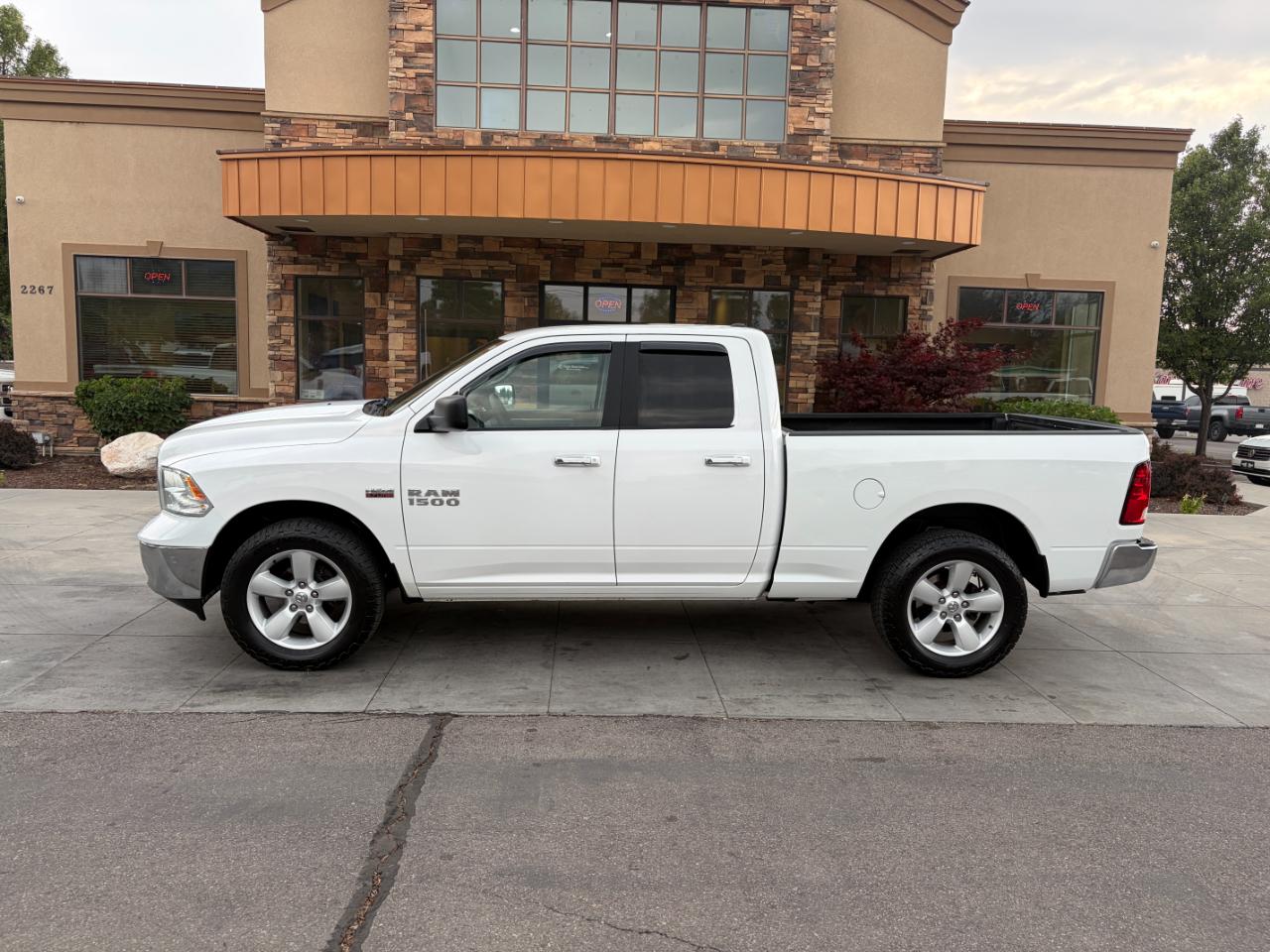 RAM 1500 4WD Quad Cab 140.5" SLT 2017
