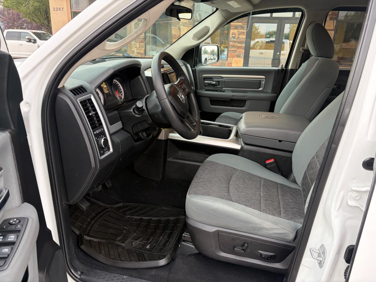 RAM 1500 4WD Quad Cab 140.5" SLT 2017