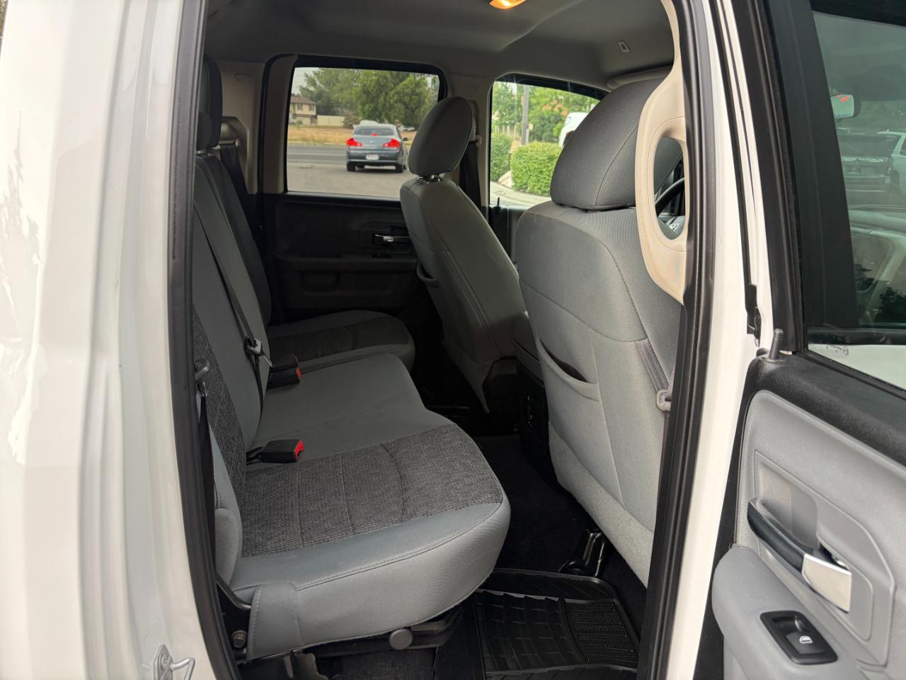 RAM 1500 4WD Quad Cab 140.5" SLT 2017