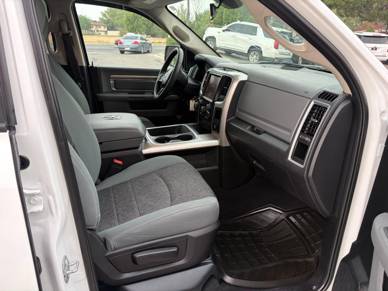 RAM 1500 4WD Quad Cab 140.5" SLT 2017