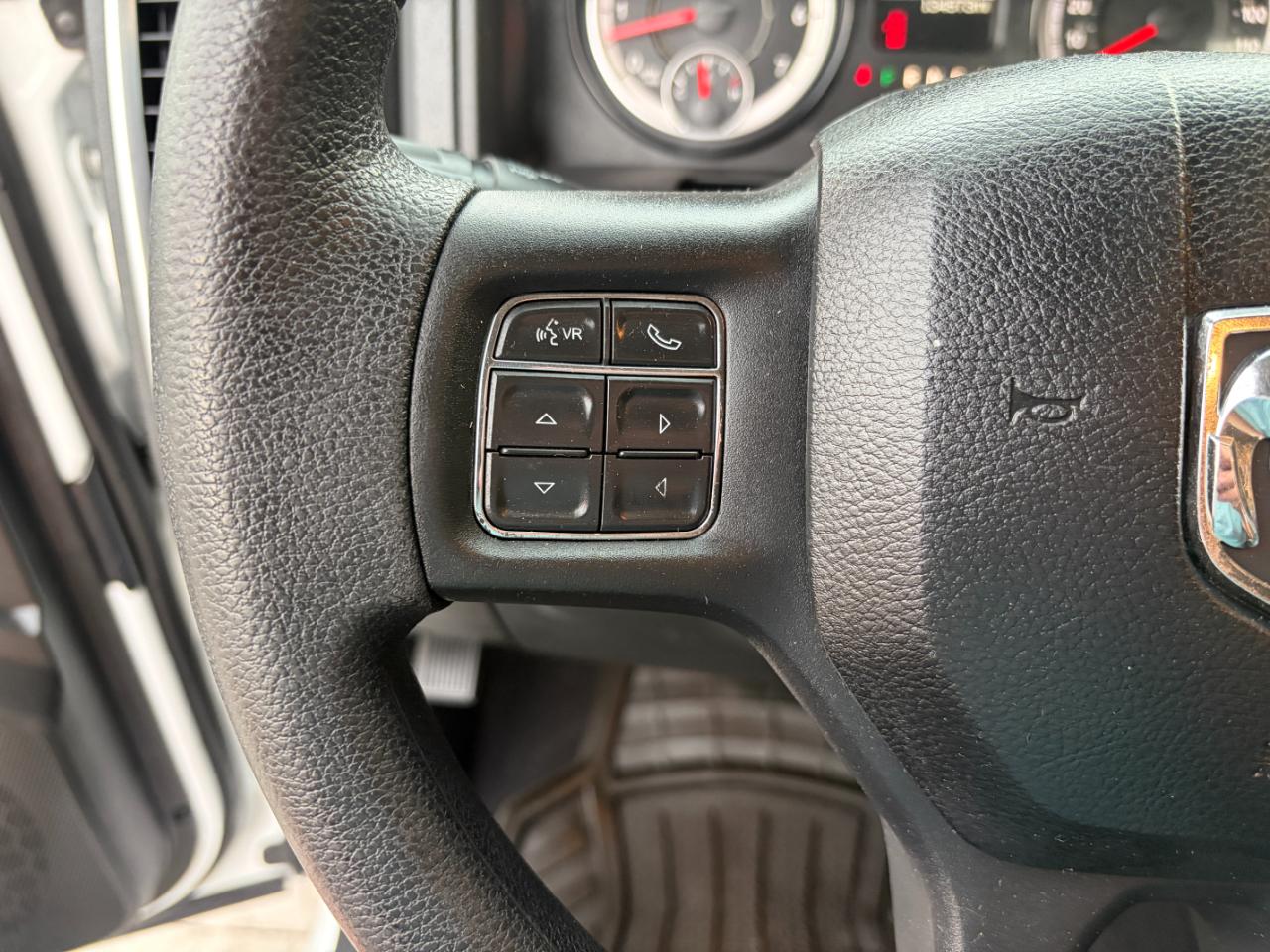 RAM 1500 4WD Quad Cab 140.5" SLT 2017