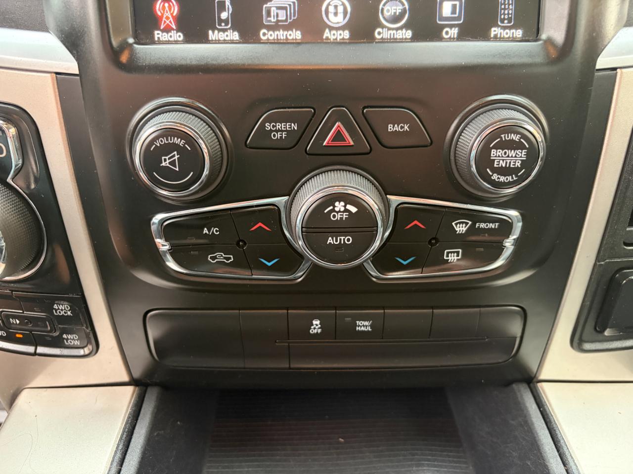 RAM 1500 4WD Quad Cab 140.5" SLT 2017