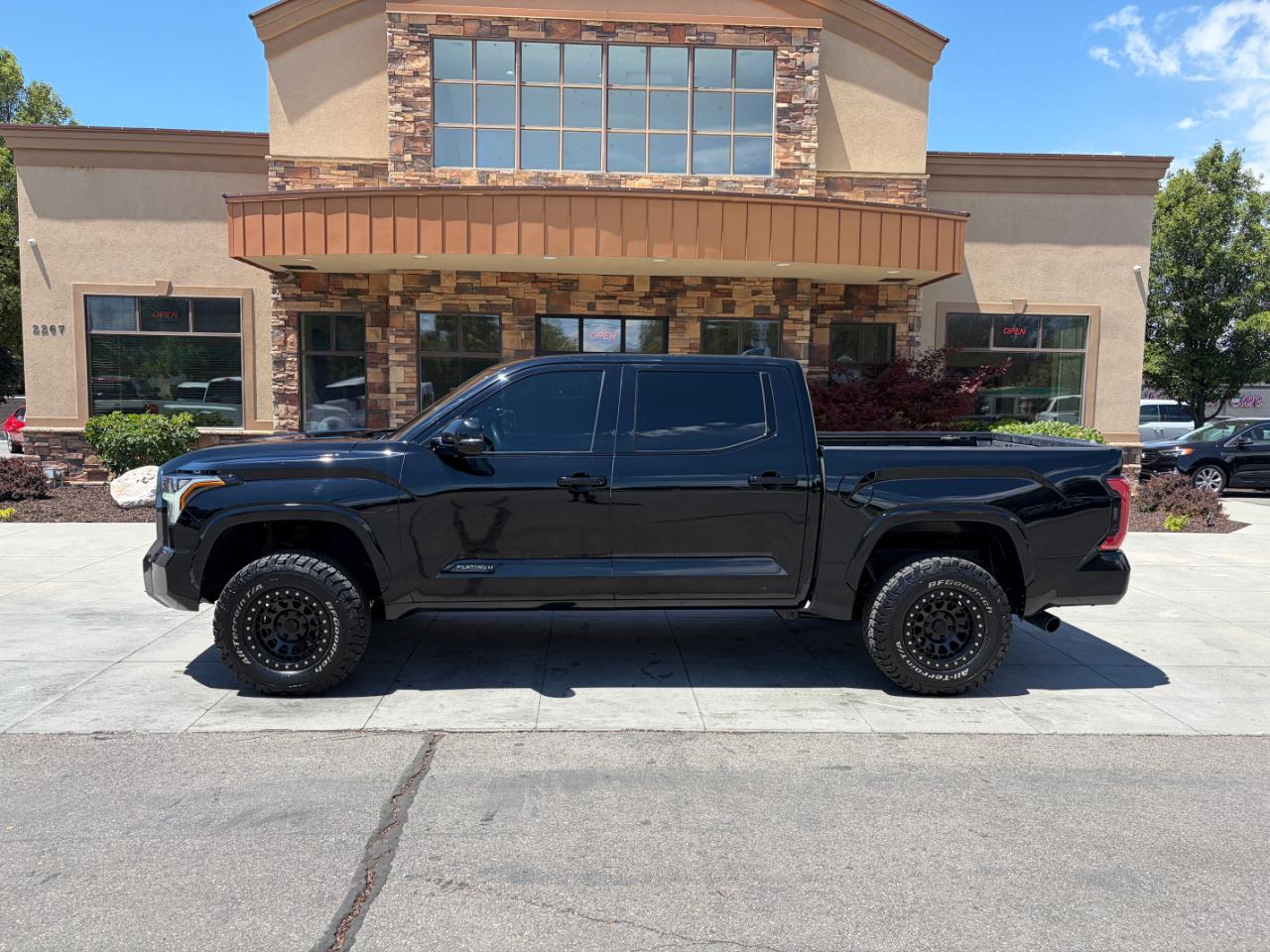 Toyota Tundra 4WD Platinum CrewMax 5.5' Bed (Natl) 2023
