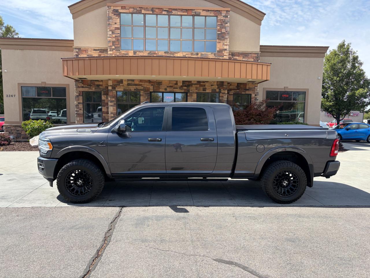 RAM 3500 Limited 4x4 Mega Cab 6'4" Box 2022
