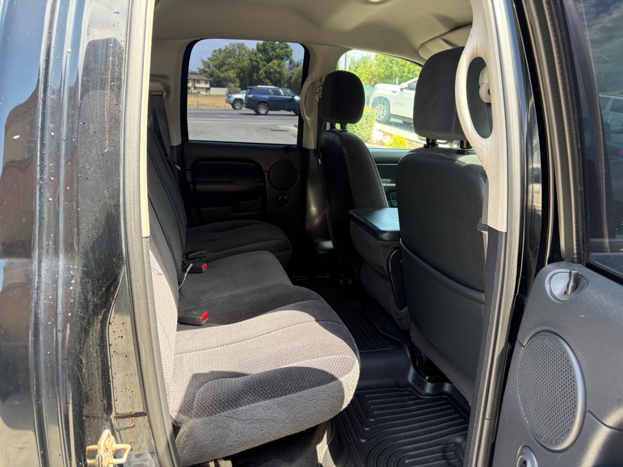Dodge Ram 3500 4dr Quad Cab 140.5" WB 4WD SRW SLT 2004
