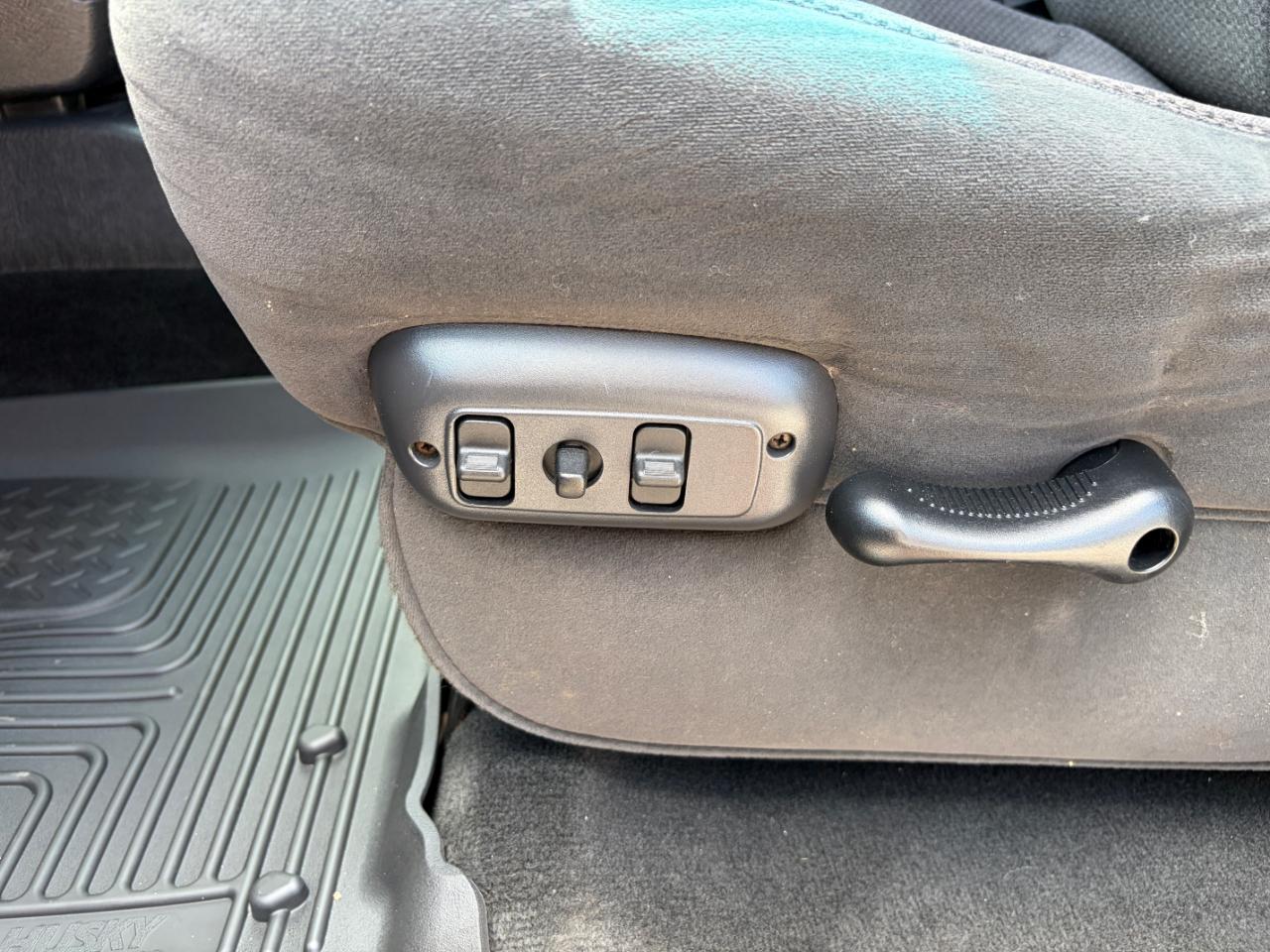 Dodge Ram 3500 4dr Quad Cab 140.5" WB 4WD SRW SLT 2004