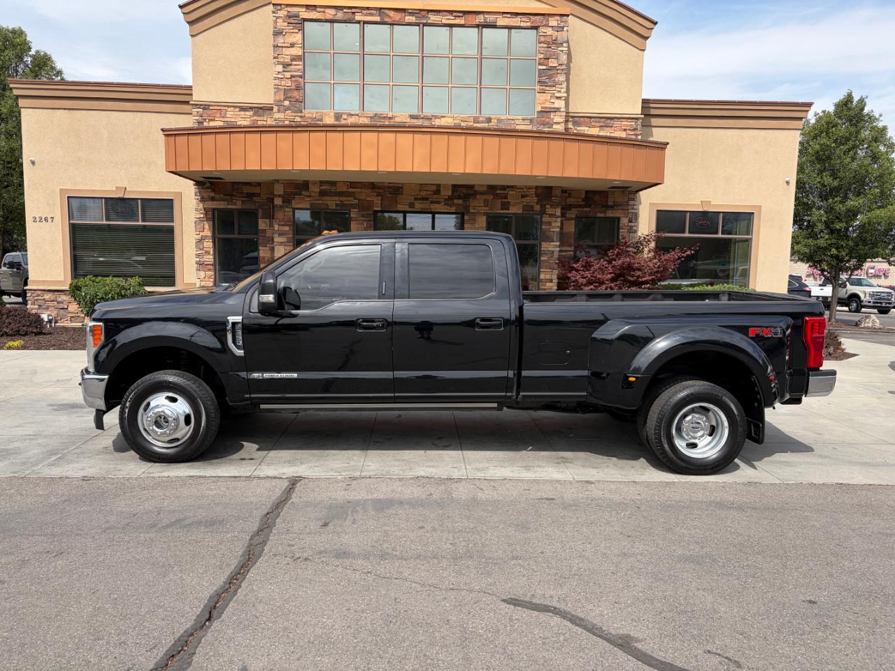 Ford Super Duty F-350 DRW Lariat 4WD Crew Cab 8' Box 2019