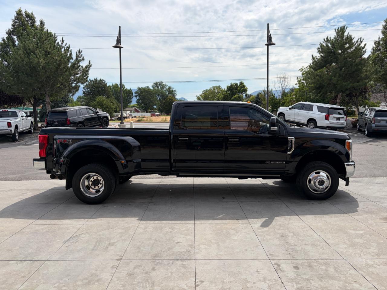 Ford Super Duty F-350 DRW Lariat 4WD Crew Cab 8' Box 2019