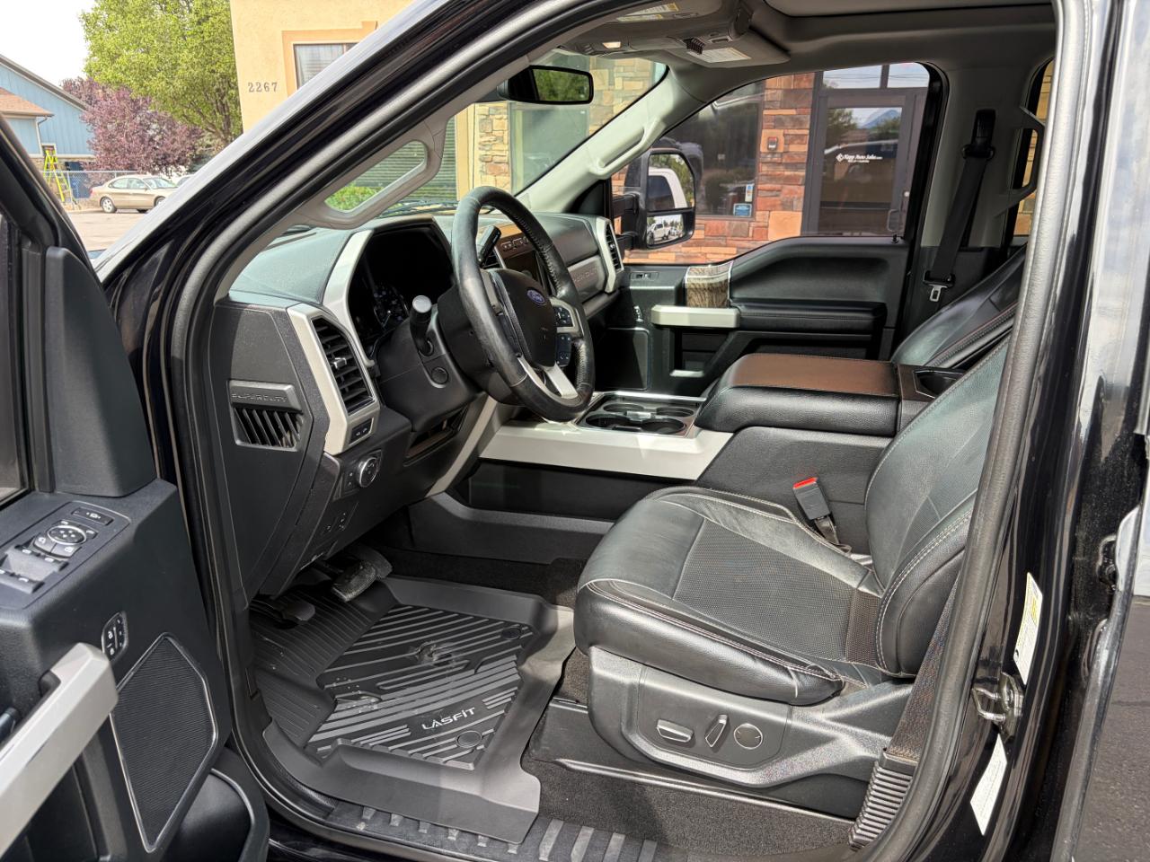 Ford Super Duty F-350 DRW Lariat 4WD Crew Cab 8' Box 2019