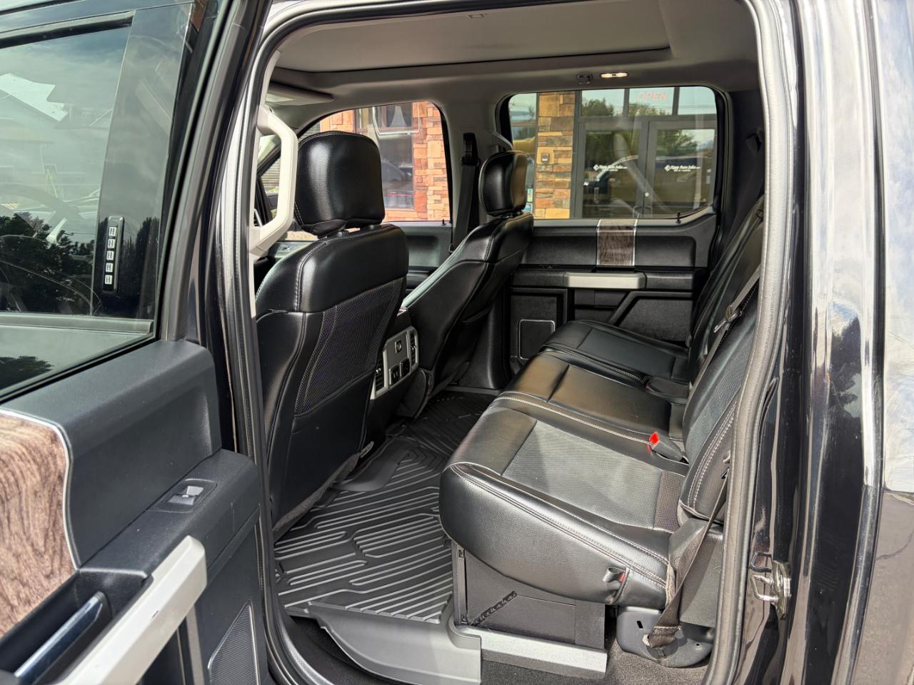 Ford Super Duty F-350 DRW Lariat 4WD Crew Cab 8' Box 2019