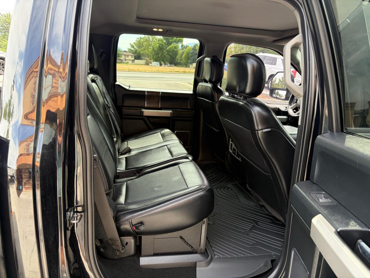 Ford Super Duty F-350 DRW Lariat 4WD Crew Cab 8' Box 2019