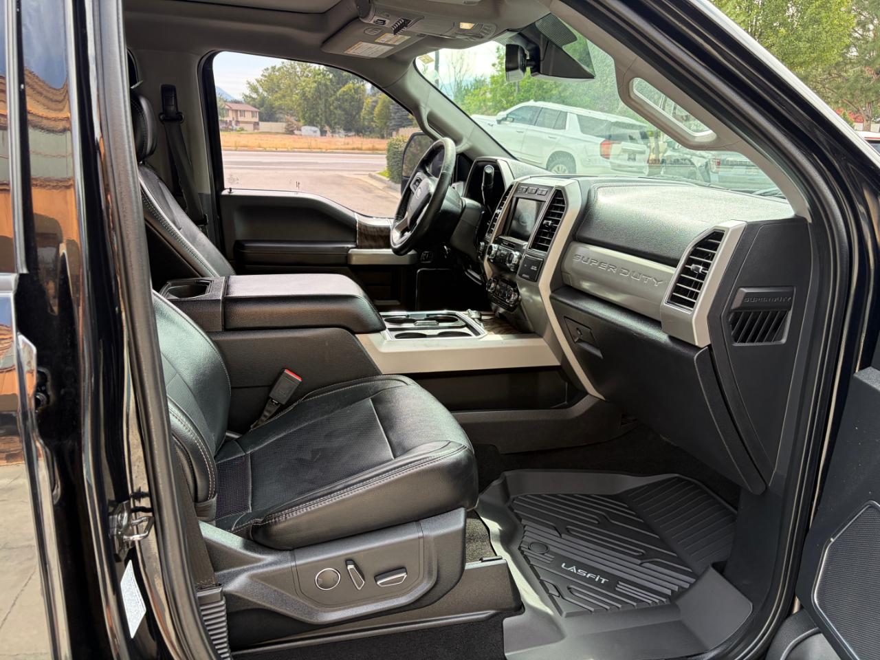 Ford Super Duty F-350 DRW Lariat 4WD Crew Cab 8' Box 2019