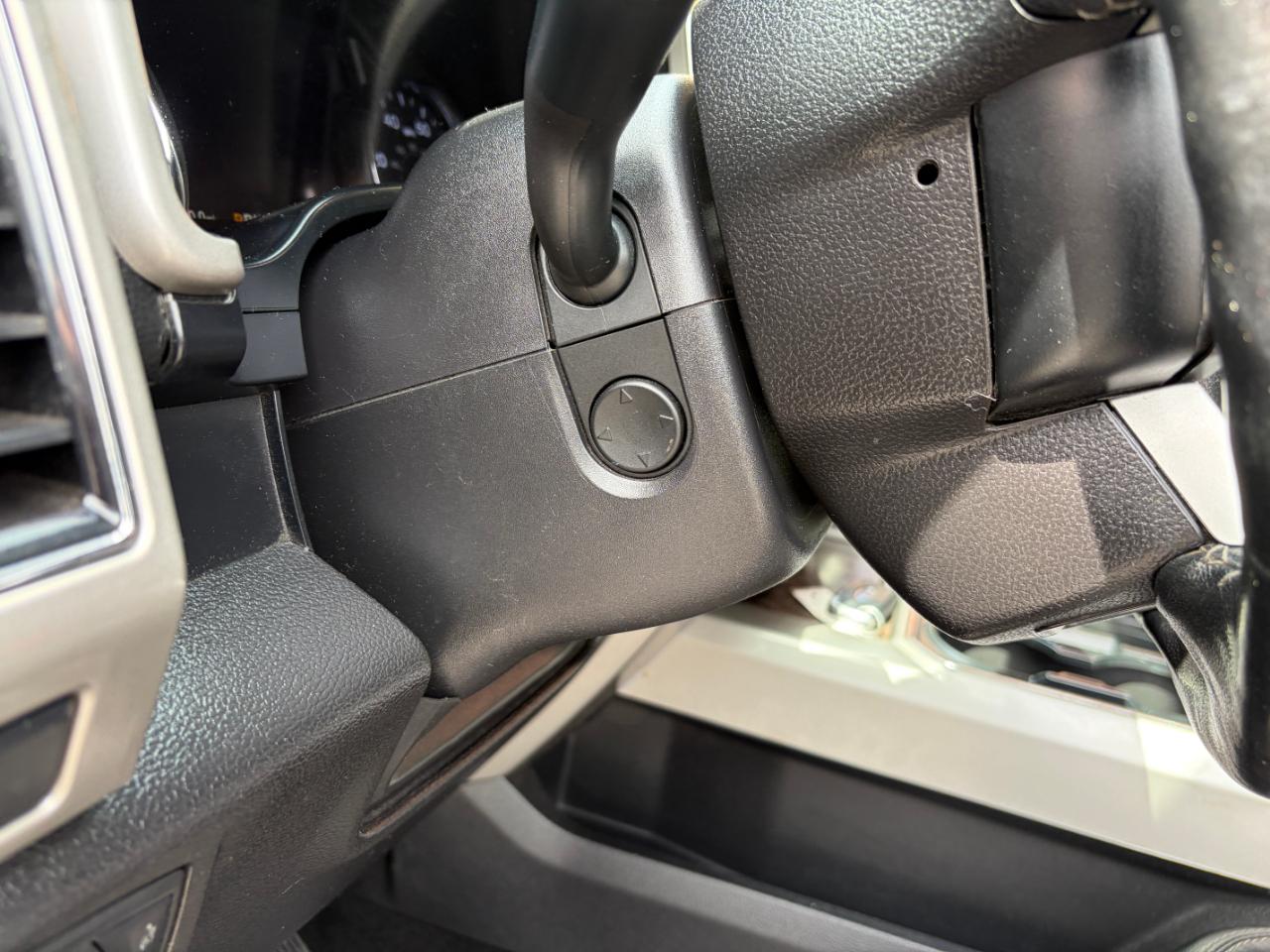 Ford Super Duty F-350 DRW Lariat 4WD Crew Cab 8' Box 2019