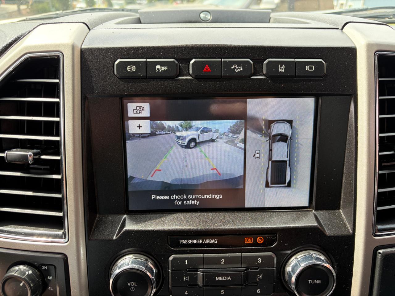 Ford Super Duty F-350 DRW Lariat 4WD Crew Cab 8' Box 2019