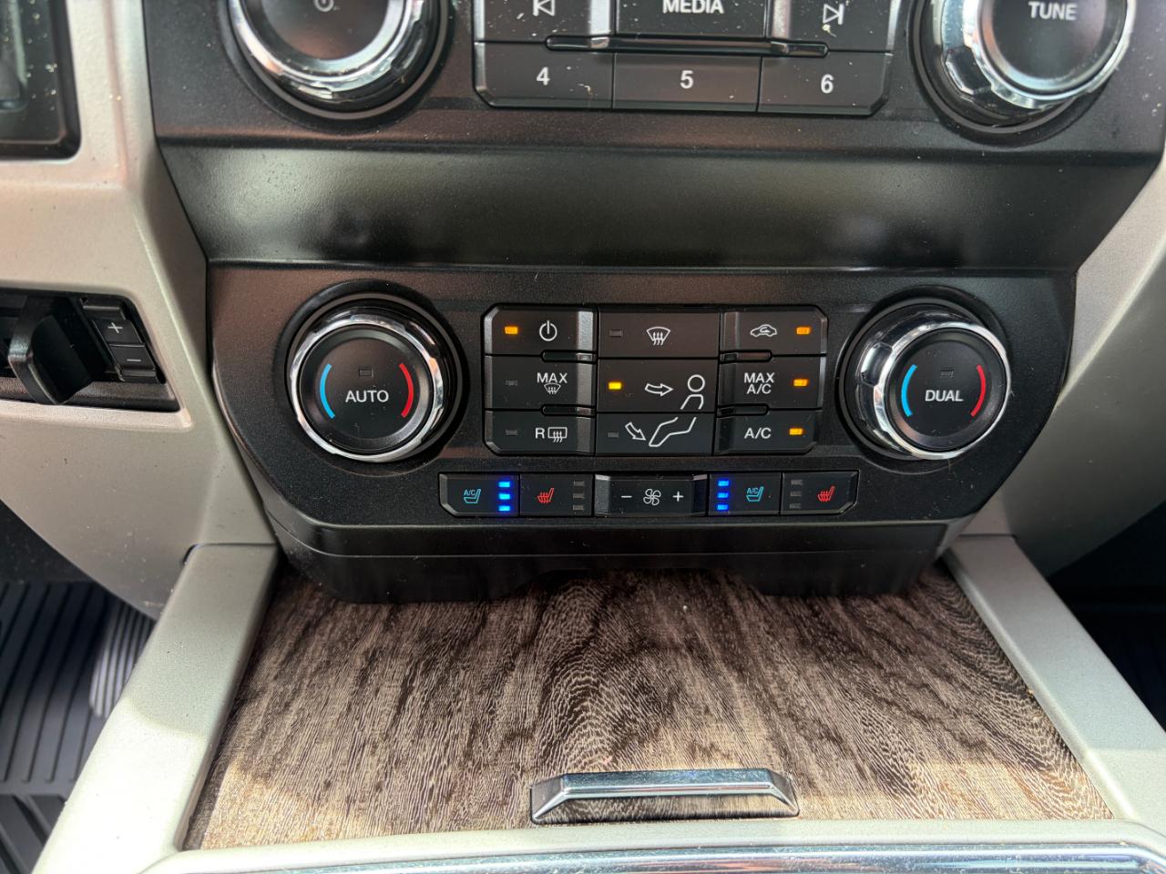 Ford Super Duty F-350 DRW Lariat 4WD Crew Cab 8' Box 2019