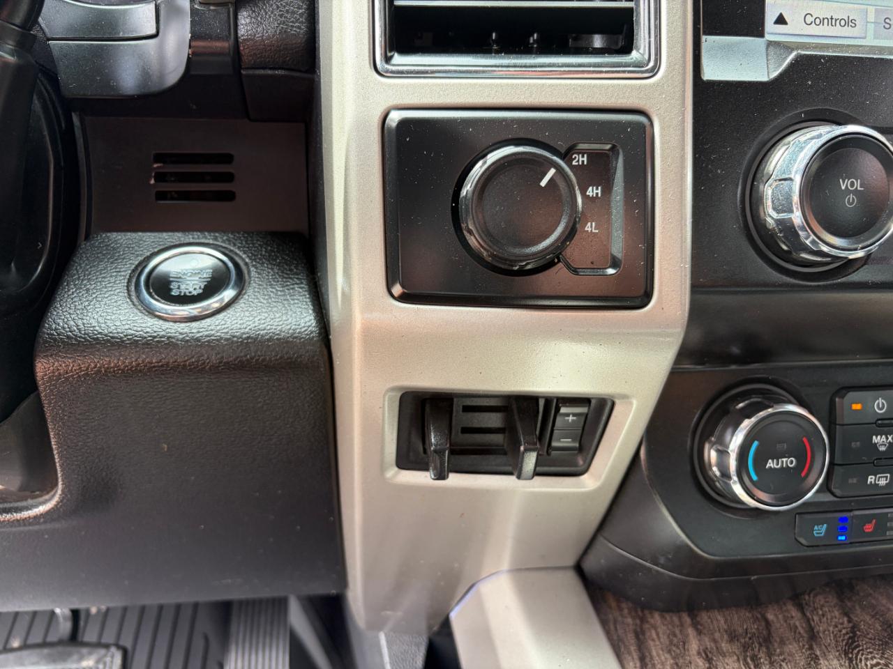 Ford Super Duty F-350 DRW Lariat 4WD Crew Cab 8' Box 2019