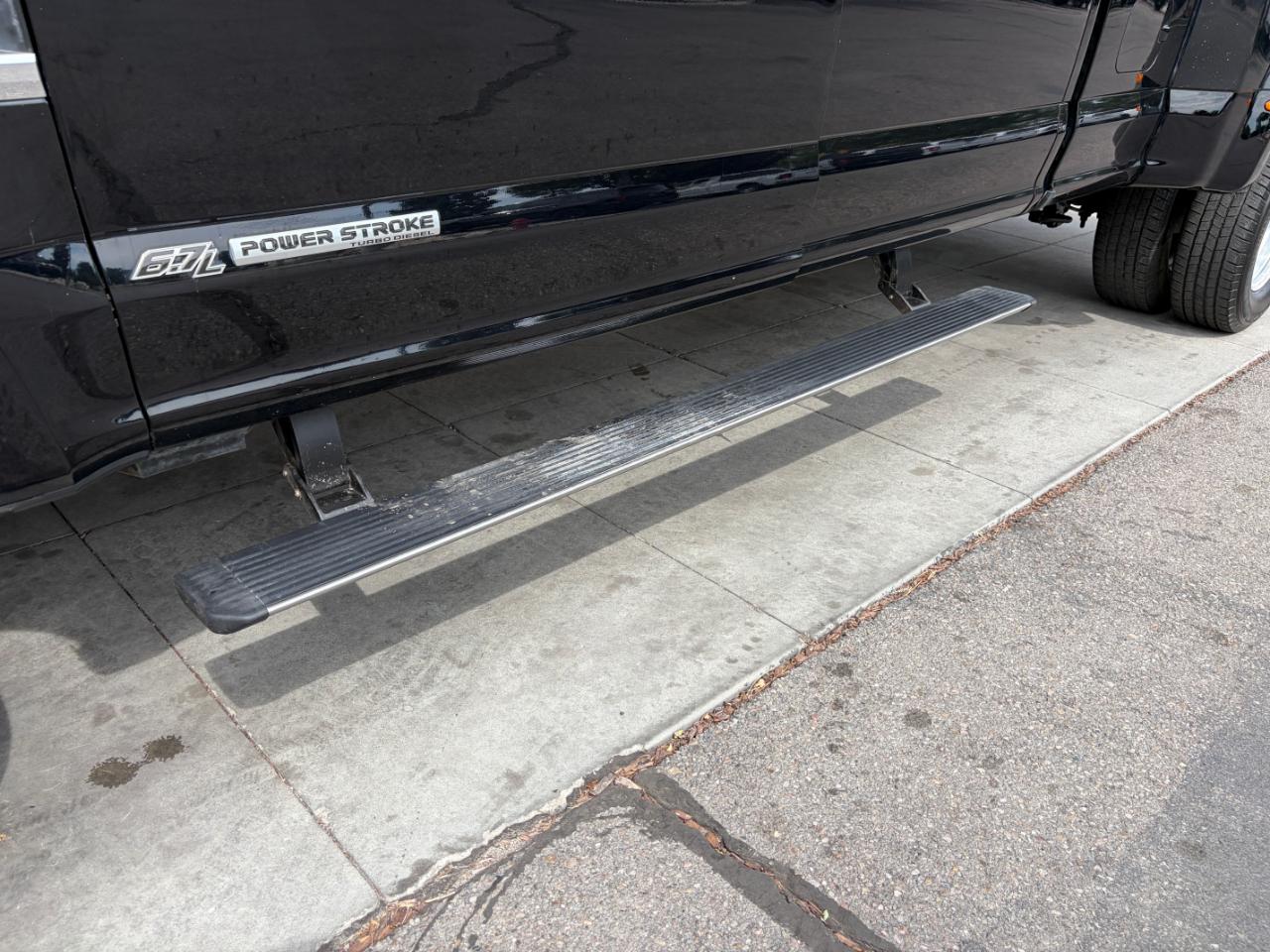 Ford Super Duty F-350 DRW Lariat 4WD Crew Cab 8' Box 2019