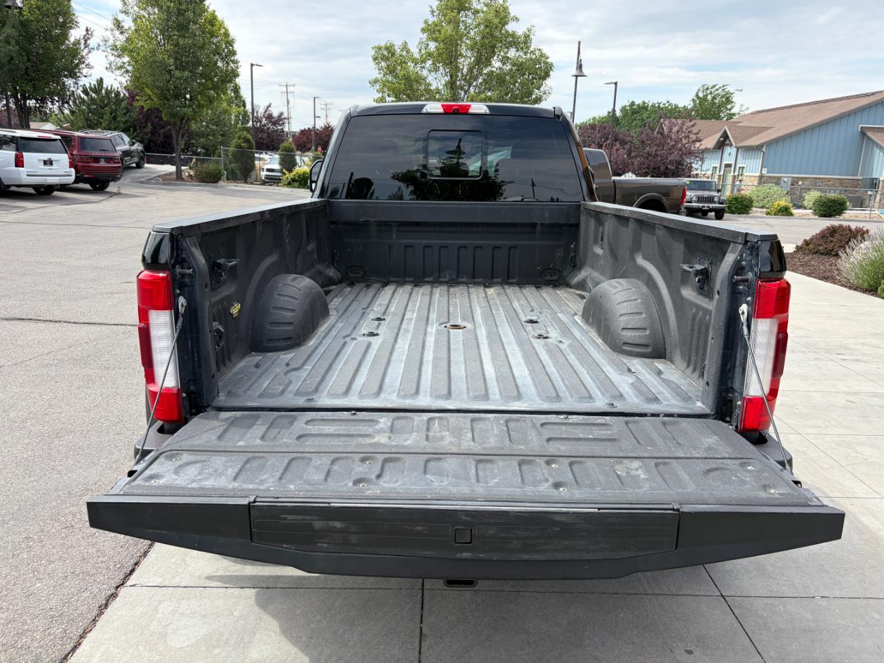Ford Super Duty F-350 DRW Lariat 4WD Crew Cab 8' Box 2019