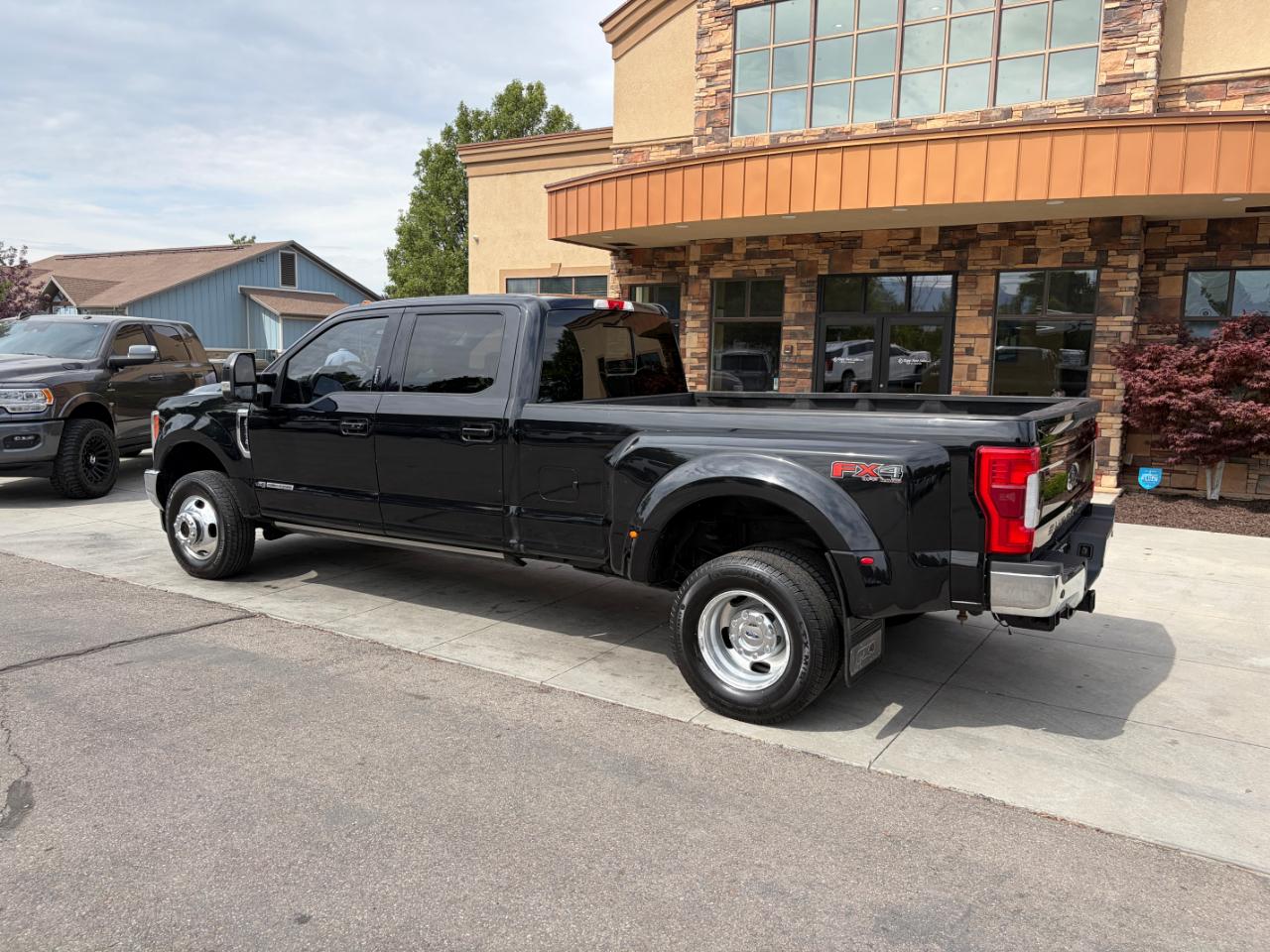 Ford Super Duty F-350 DRW Lariat 4WD Crew Cab 8' Box 2019