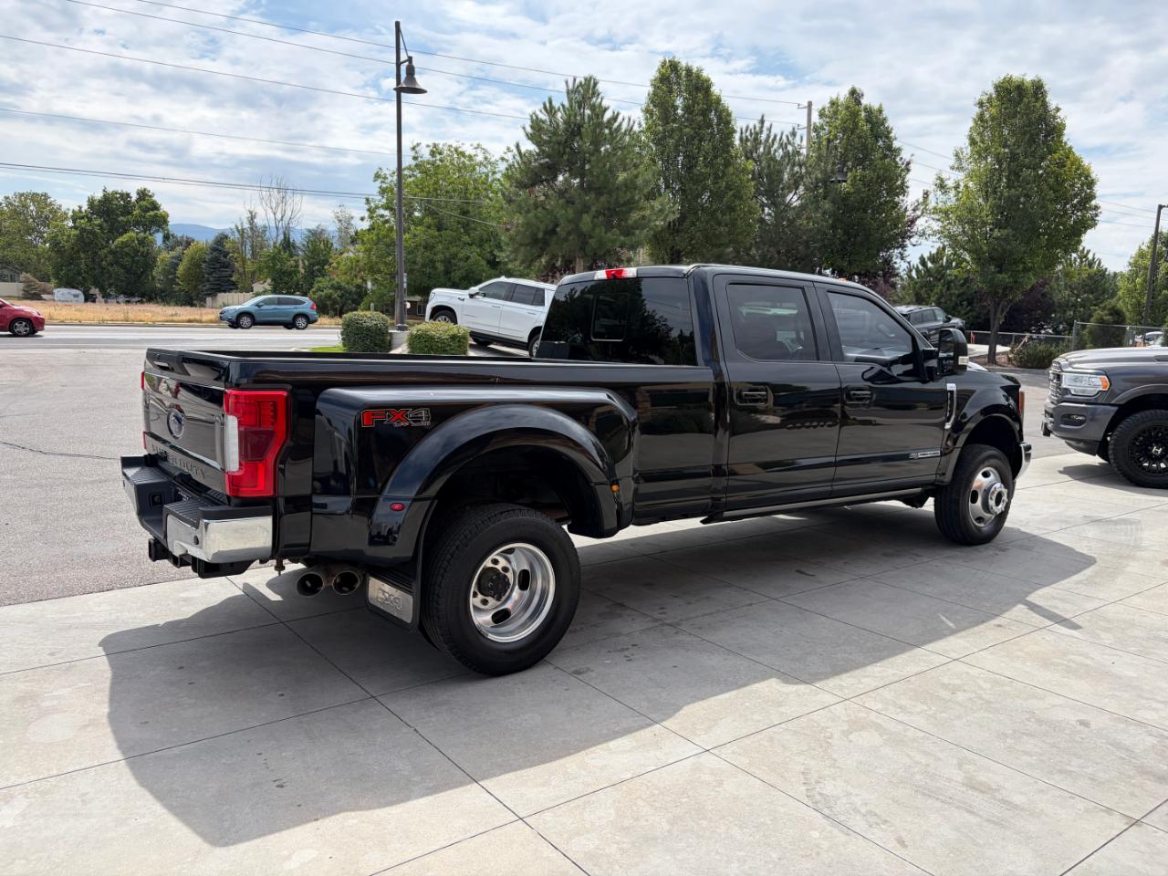 Ford Super Duty F-350 DRW Lariat 4WD Crew Cab 8' Box 2019