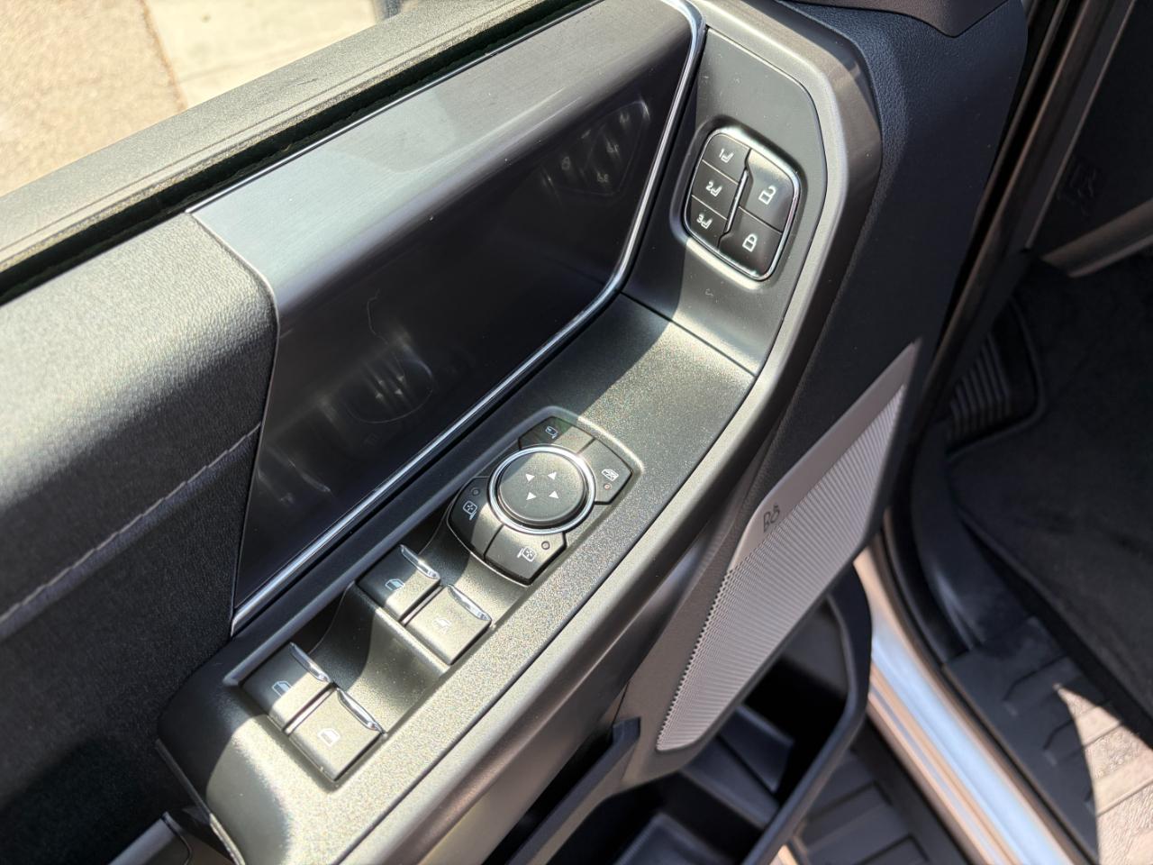 Ford F-150 Lariat 4WD SuperCrew 5.5' Box 2025