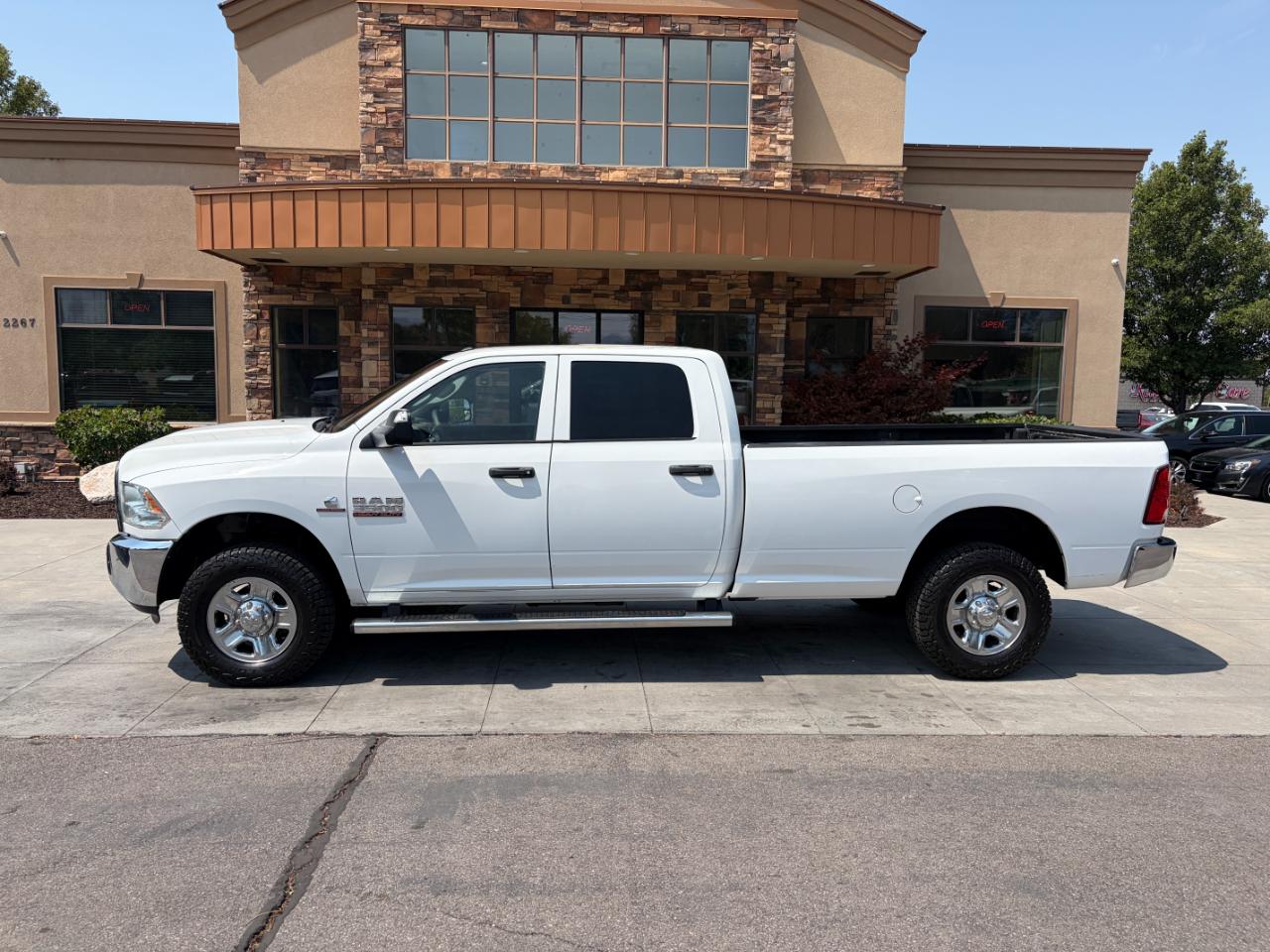 RAM 3500 Tradesman 4x4 Crew Cab 8' Box 2017