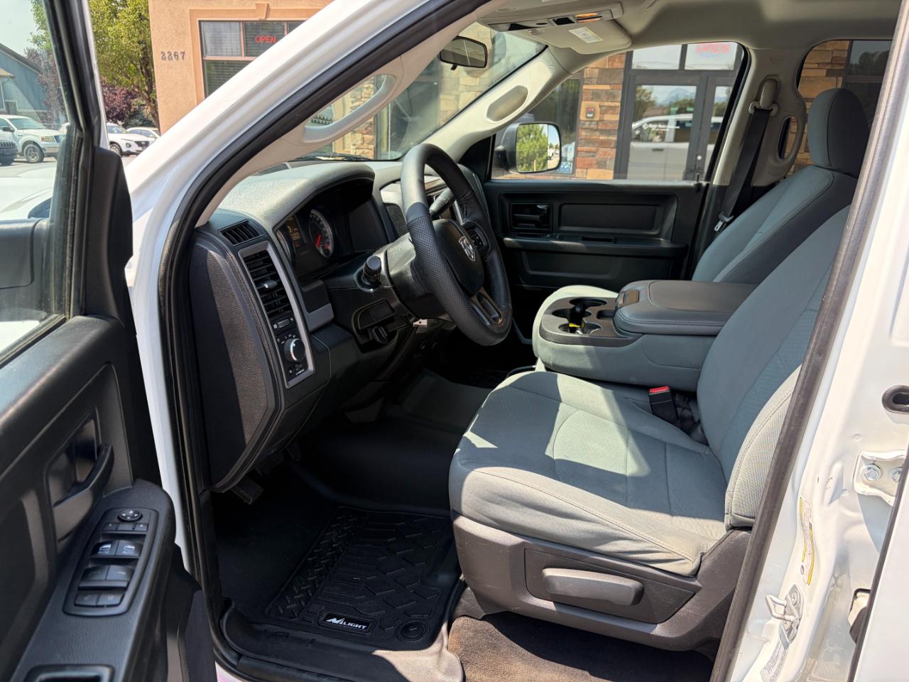 RAM 3500 Tradesman 4x4 Crew Cab 8' Box 2017