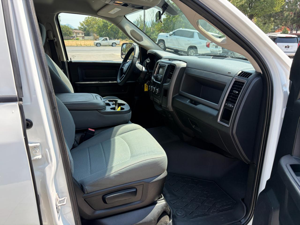 RAM 3500 Tradesman 4x4 Crew Cab 8' Box 2017