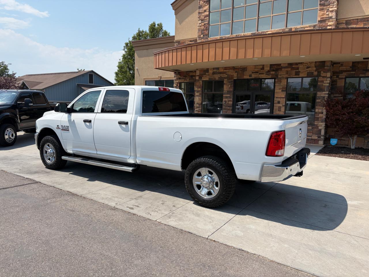 RAM 3500 Tradesman 4x4 Crew Cab 8' Box 2017