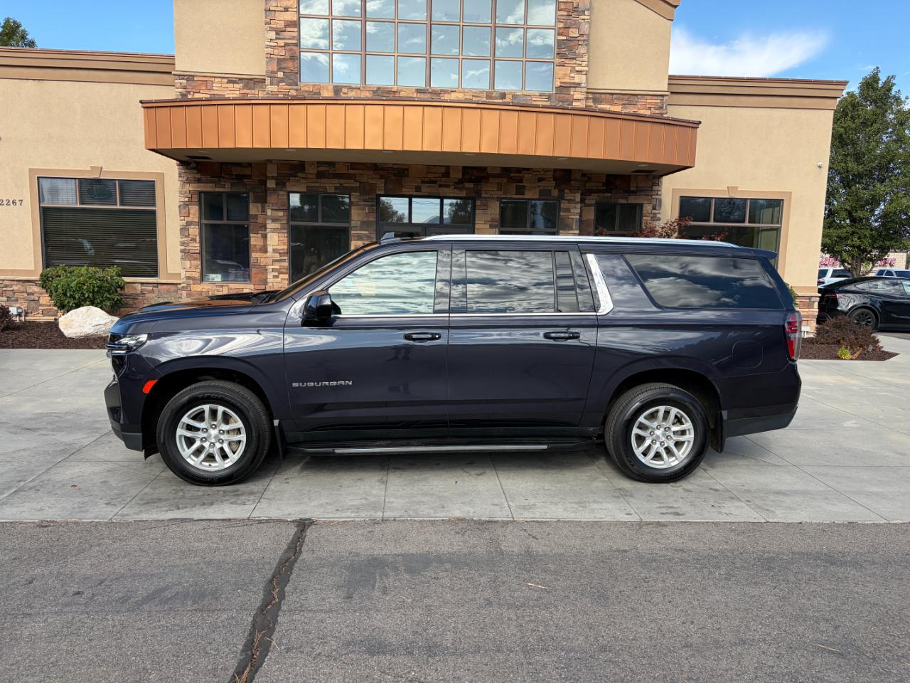 Chevrolet Suburban 4WD 4dr LS 2023
