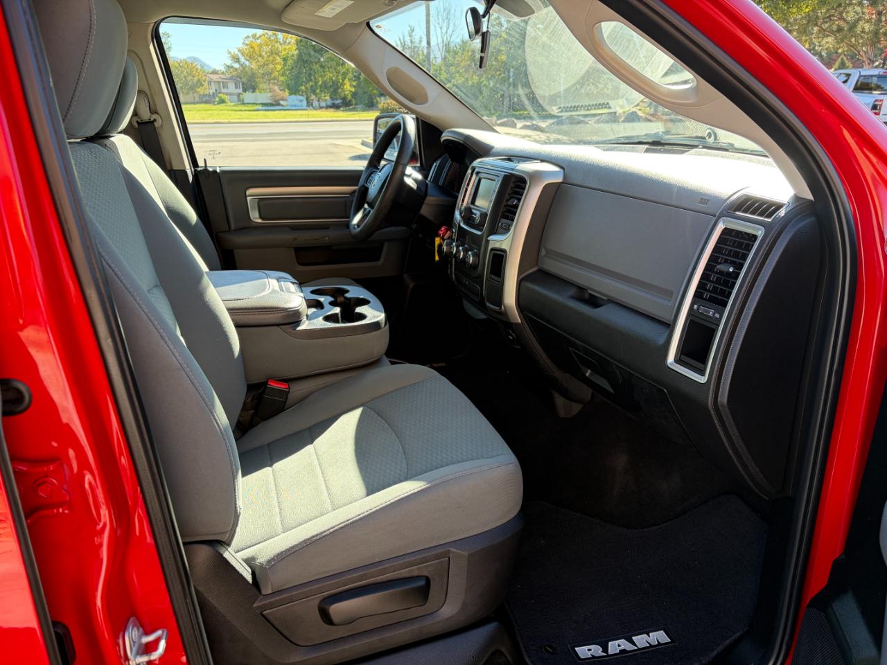 RAM 1500 Classic SLT 4x4 Crew Cab 6'4" Box 2019
