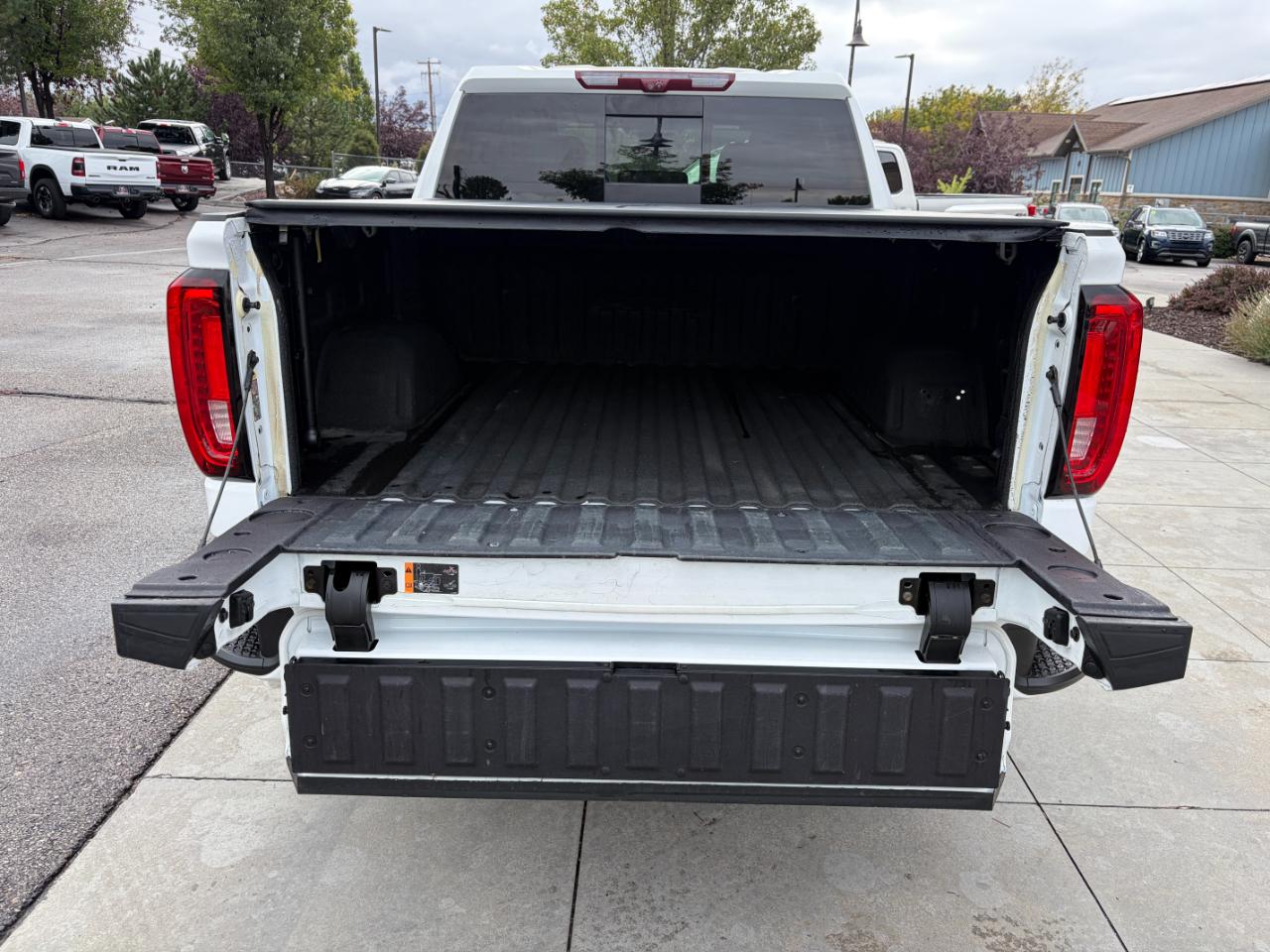 GMC Sierra 1500 4WD Crew Cab 147" AT4 2022