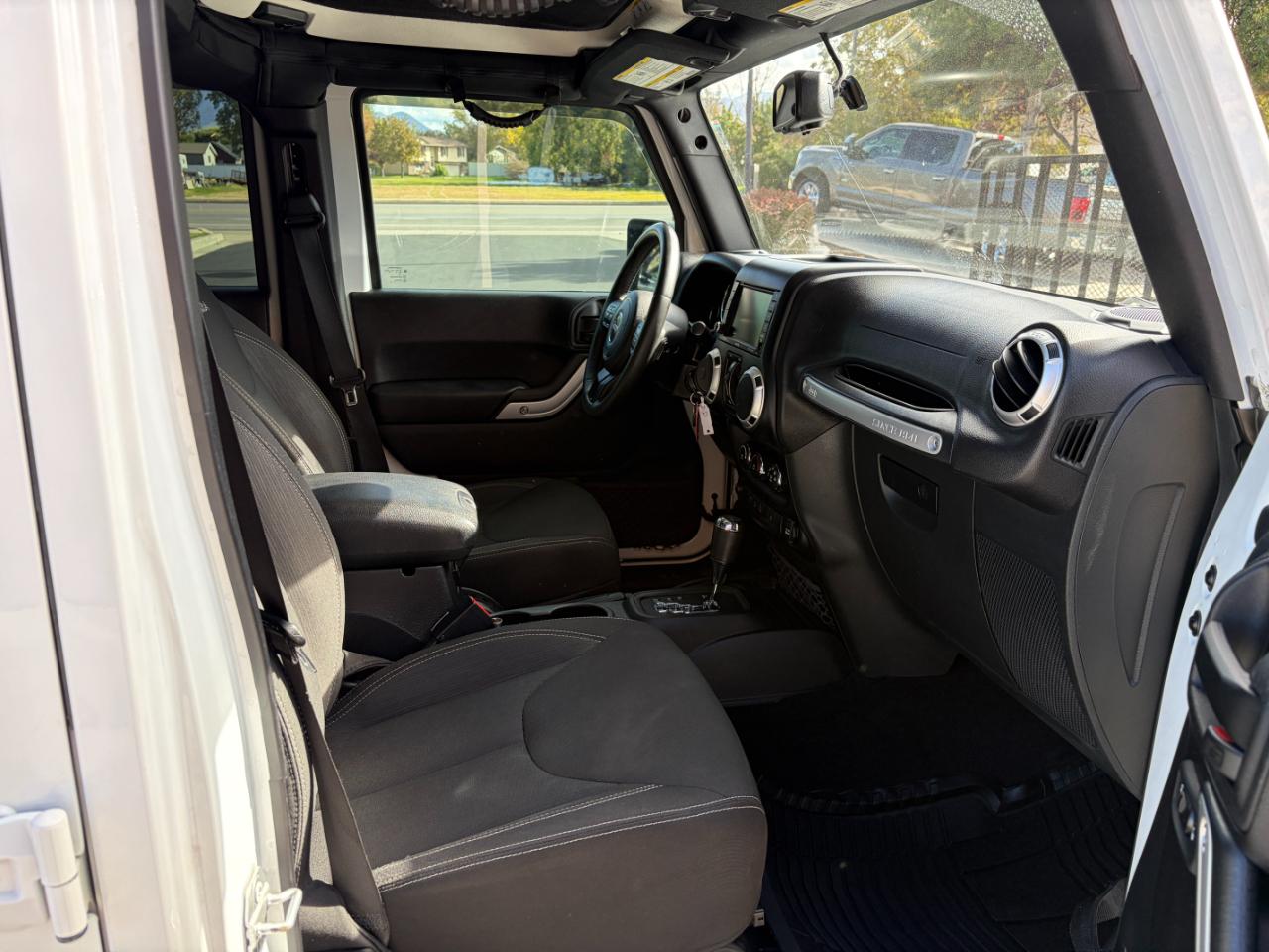Jeep Wrangler Unlimited 4WD 4dr Sahara 2016
