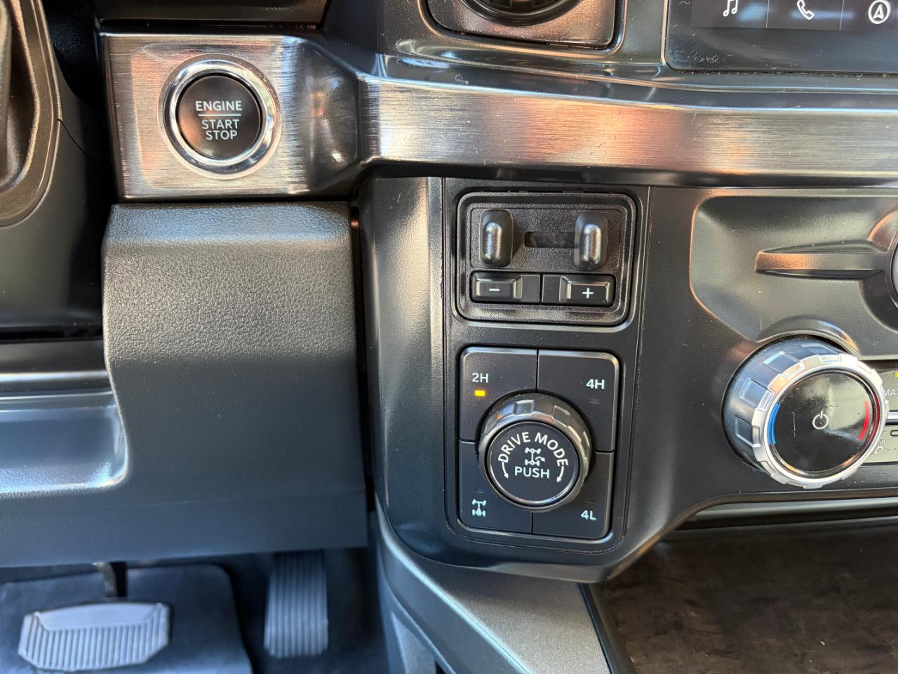 Ford Super Duty F-350 SRW Lariat 4WD Crew Cab 6.75' Box 2023