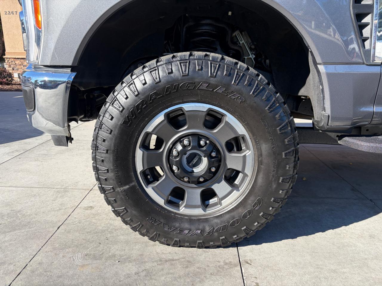 Ford Super Duty F-350 SRW Lariat 4WD Crew Cab 6.75' Box 2023