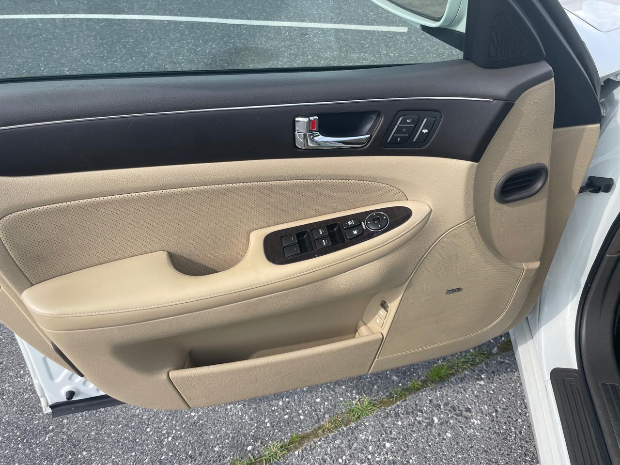 Hyundai Genesis 4dr Sdn V6 2011