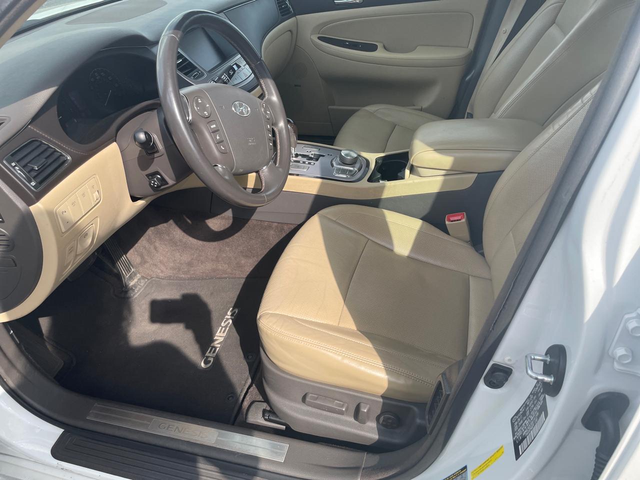 Hyundai Genesis 4dr Sdn V6 2011