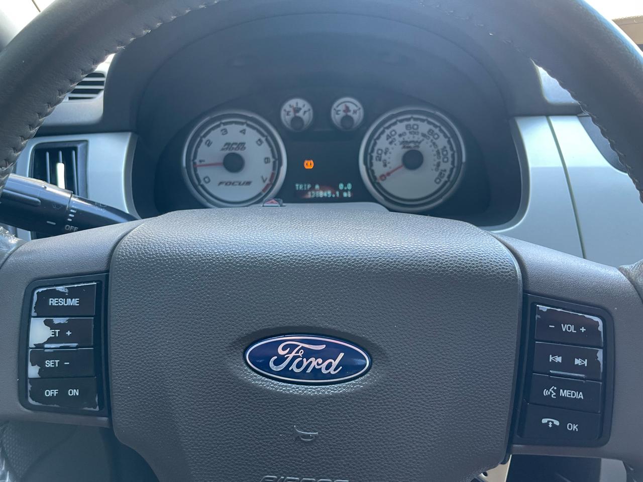 Ford Focus 4dr Sdn SES 2011