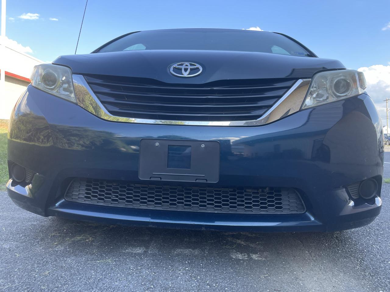 Toyota Sienna 5dr 7-Pass Van V6 LE FWD (Natl) 2012