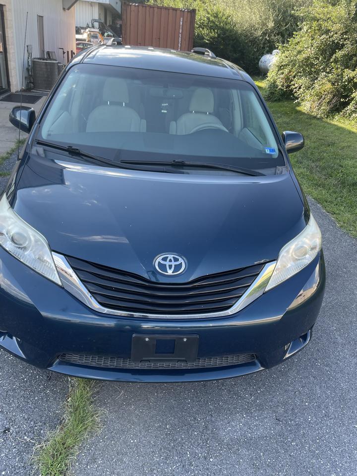 Toyota Sienna 5dr 7-Pass Van V6 LE FWD (Natl) 2012