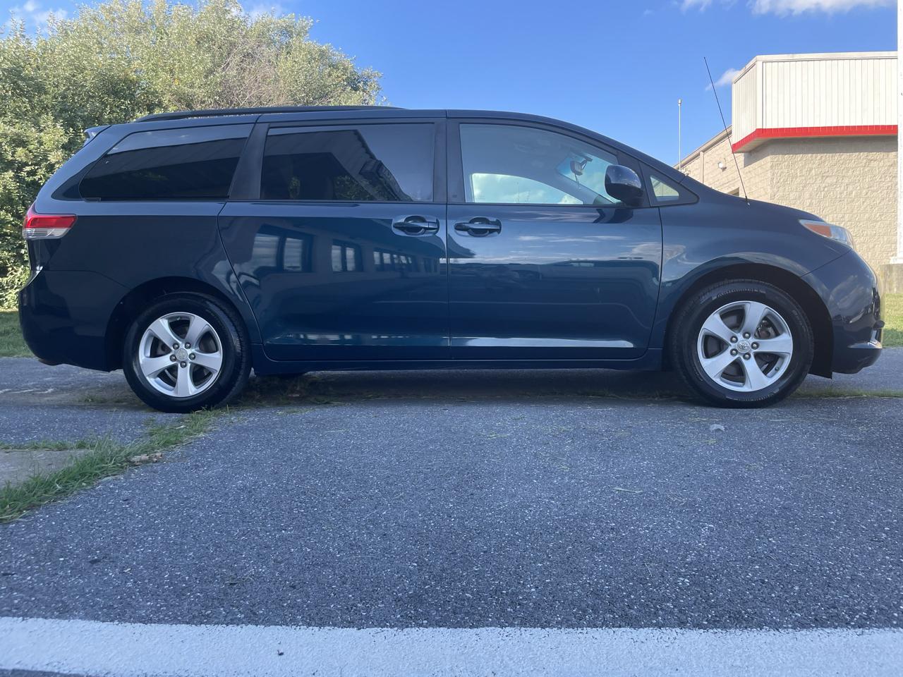 Toyota Sienna 5dr 7-Pass Van V6 LE FWD (Natl) 2012