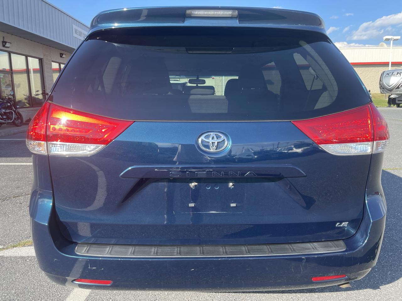 Toyota Sienna 5dr 7-Pass Van V6 LE FWD (Natl) 2012