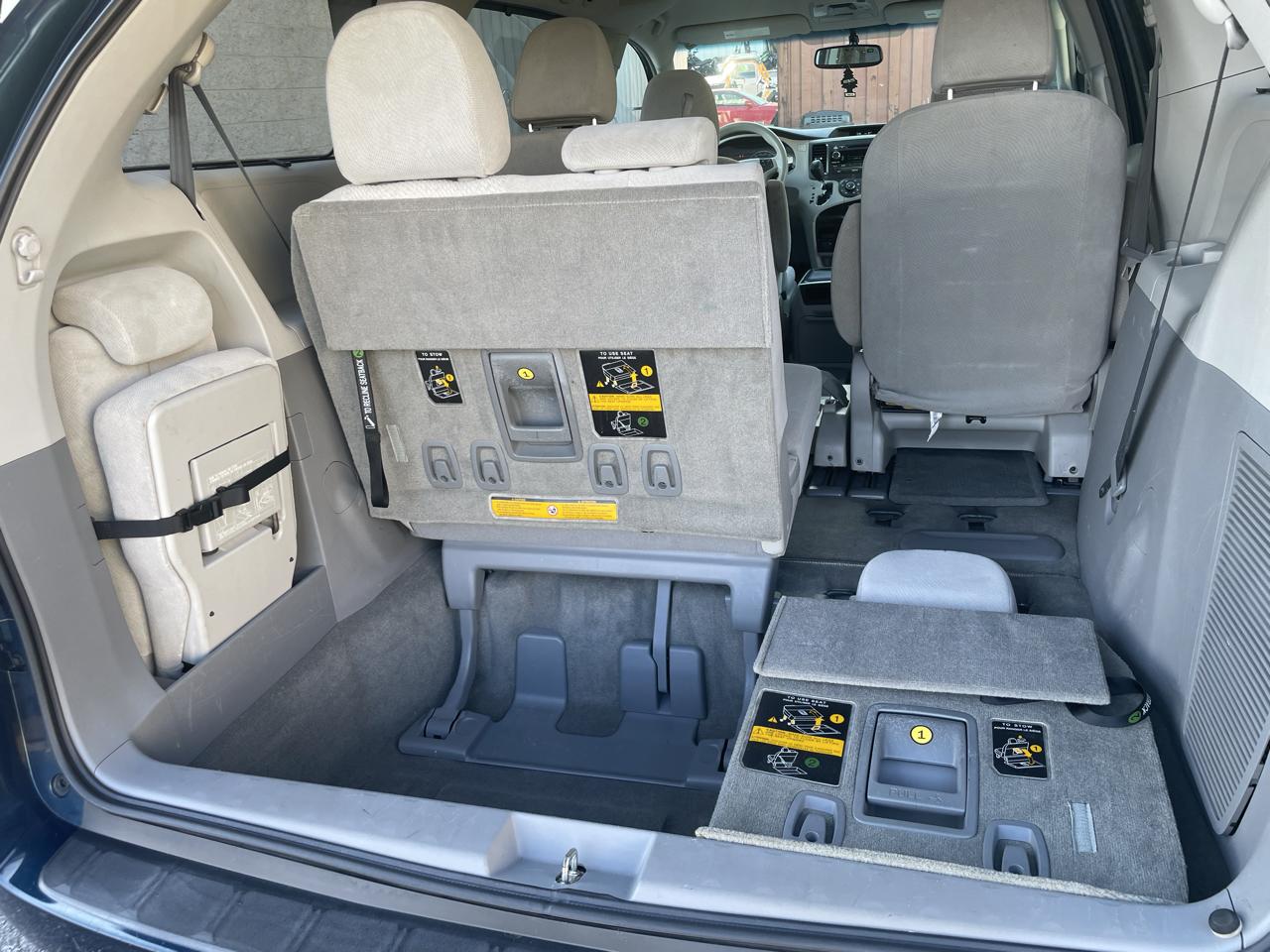Toyota Sienna 5dr 7-Pass Van V6 LE FWD (Natl) 2012