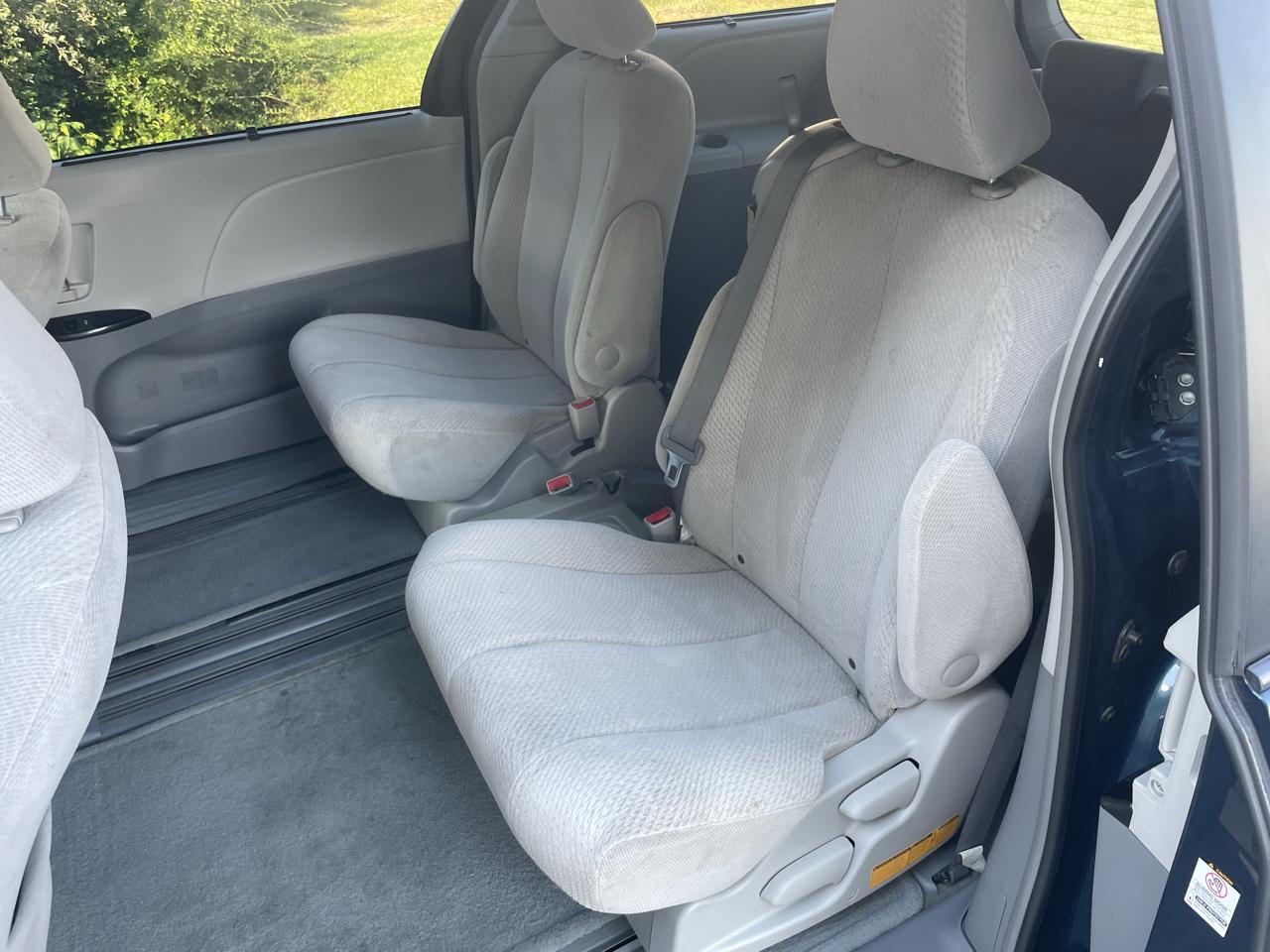 Toyota Sienna 5dr 7-Pass Van V6 LE FWD (Natl) 2012
