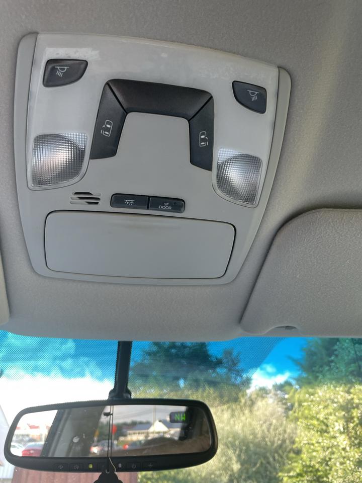Toyota Sienna 5dr 7-Pass Van V6 LE FWD (Natl) 2012