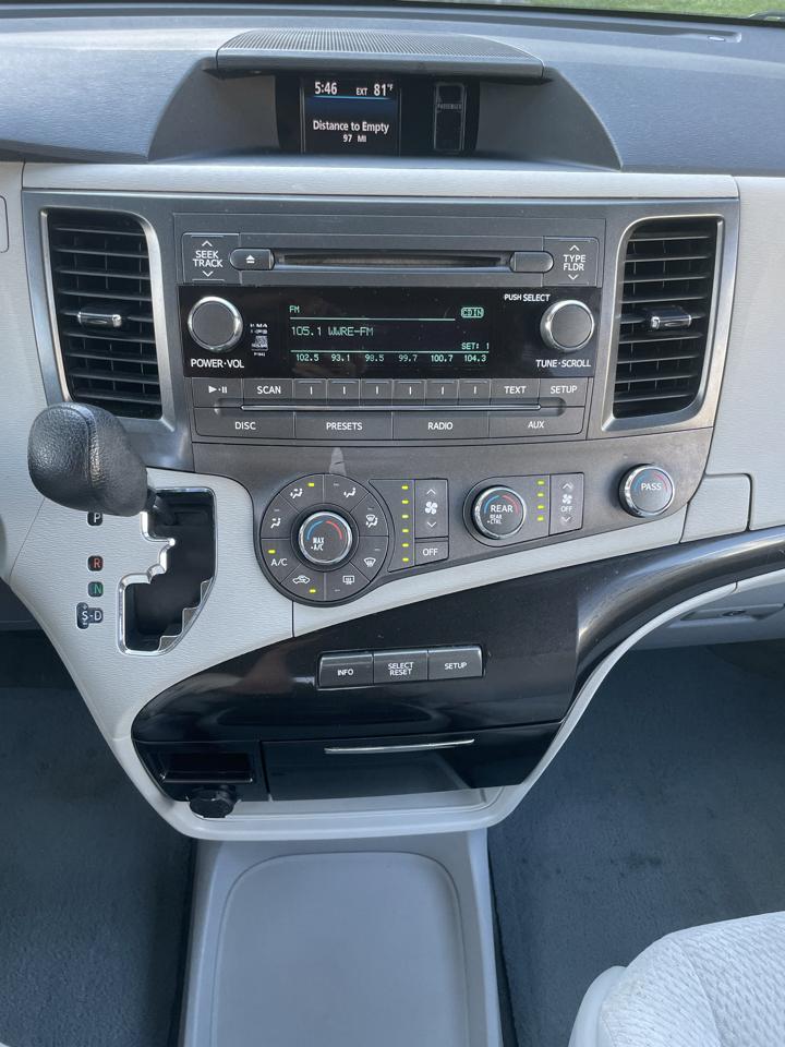 Toyota Sienna 5dr 7-Pass Van V6 LE FWD (Natl) 2012